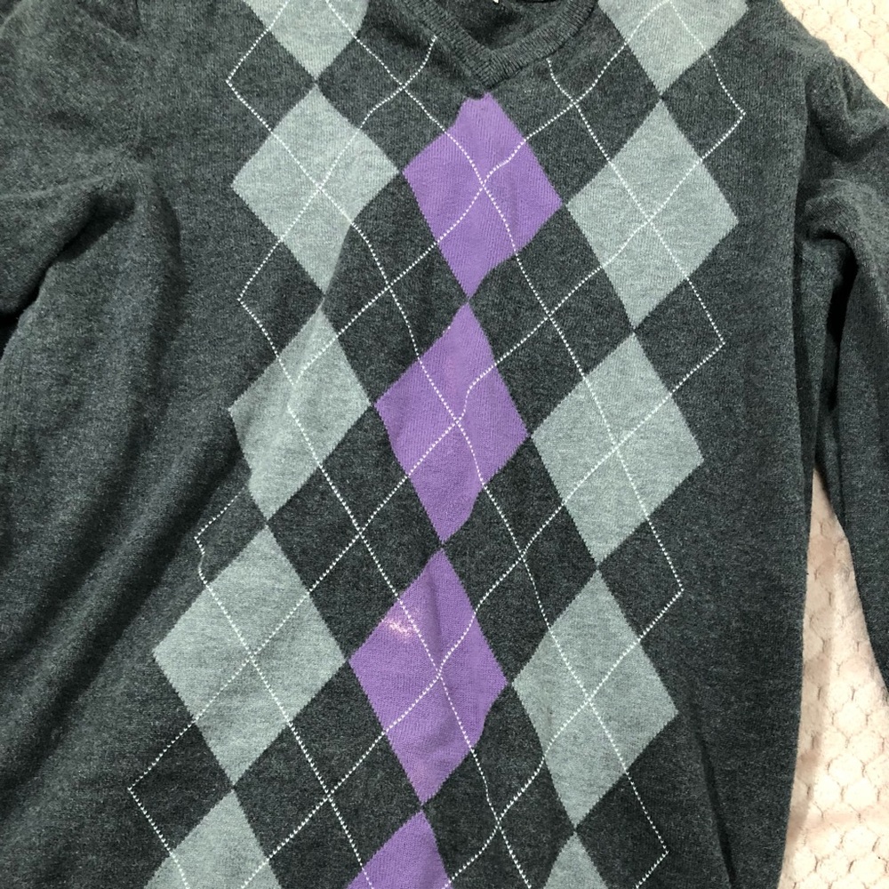 it’s rlly cute and a good sweater you can style rlly easily